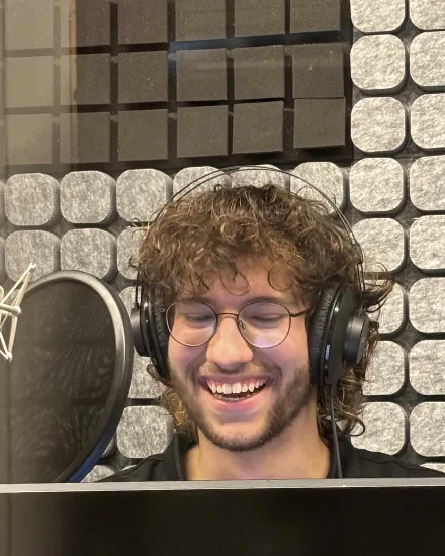 Louis Kessler in der Sprecherkabine, durch die Scheibe fotografiert